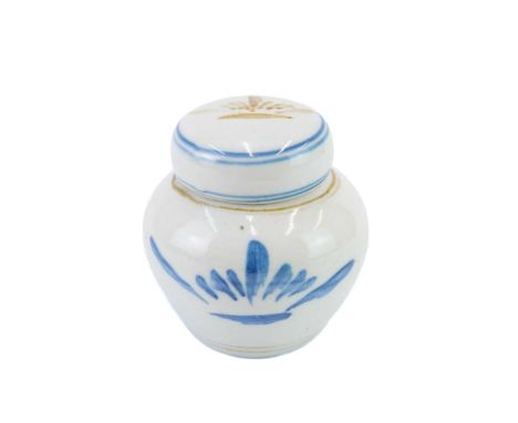 Ara CARDEW (1962) Lidded Pot  Porcelain, incised personal and Wenford Bridge Pottery marks to base, height including lid 11cm
