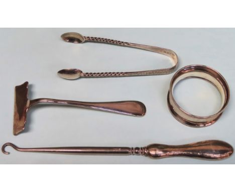 Quantity of silver items Inc. napkin ring, sugar tongs, silver handled button hook, etc. Total Weight Approx. 62.6g
reasonabl
