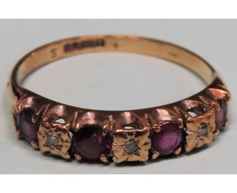 9ct gold dress ring set with ruby coloured stones and clear stones. Approx. 2.2g
reasonable used condition