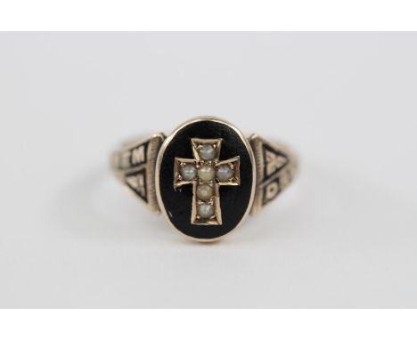19thC 9ct Gold Pearl and Enamel Memorial ring Size P 2.5g total weight 