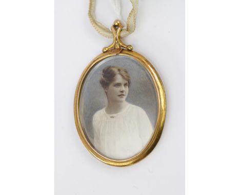 Ladies 9ct Gold Oval Portrait pendant 
