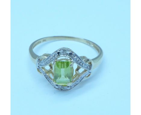 A 9ct gold and peridot ring, 1.5g, O