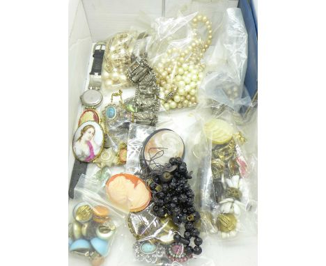 A white metal bracelet, cameo and other portrait brooches, a jet bead necklace (requires stringing), etc., 1.04kg