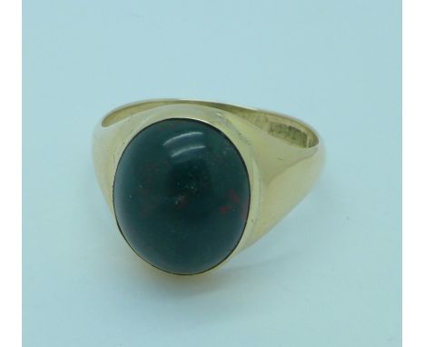 A 9ct gold bloodstone set ring, 5.5g, W