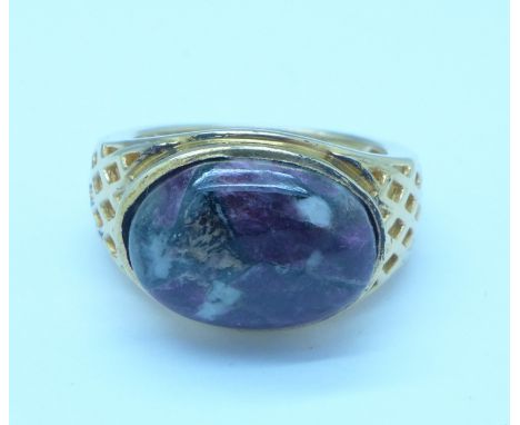 A silver gilt ring set with cabochon natural eudialyte, L