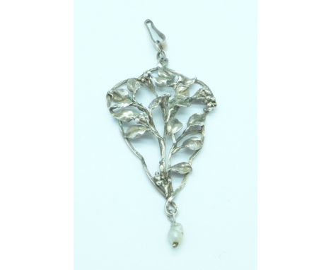 A white metal and pearl pendant
