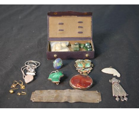 A collection of mixed jewellery and beads, including a Scottish malachite and silver ivy leaf, a banded agate and silver broo