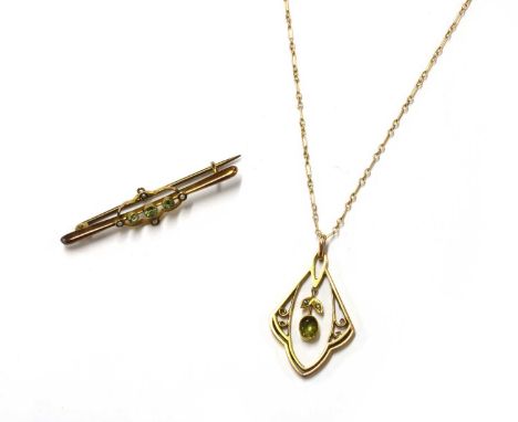 An Edwardian gold peridot and split pearl pendant, marked 9ct, suspended on a gold fetter link chain with bolt ring clasp, ma