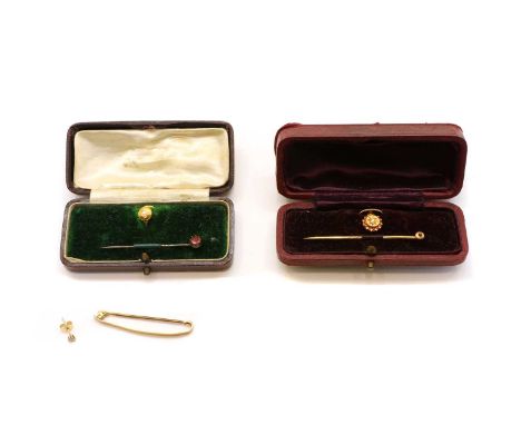 A small quantity of jewellery, to include a gold split pearl dress stud, marked 18, tested as approximately 18ct gold, a gold