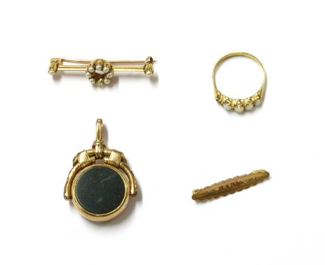 A quantity of gold jewellery, to include an Edwardian split pearl brooch, with pin and 'C' catch, tested as approximately 9ct