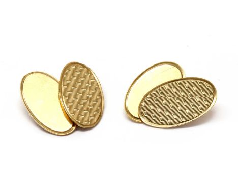 A pair of cased 9ct gold chain link cufflinks, with one plain and one engine turned face, hallmarked 9ct gold, no assay offic