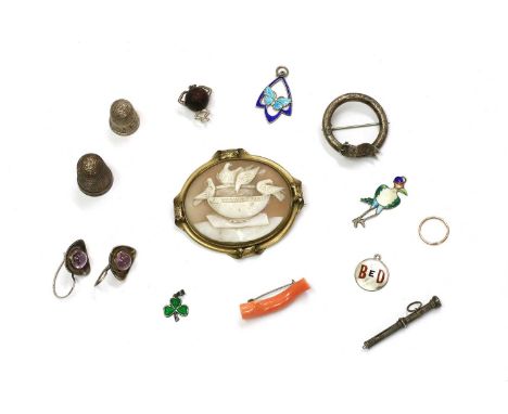 A quantity of jewellery, to include a WWI silver 'Touch Wud' charm, with registered design number, worn, paste eyes deficient