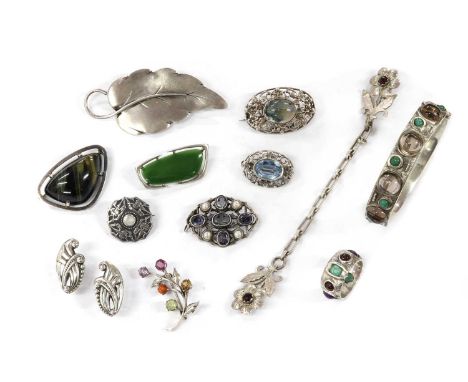 A quantity of silver jewellery, to include a sterling silver mother-of-pearl set brooch by Charles Horner, Chester 1909, a st