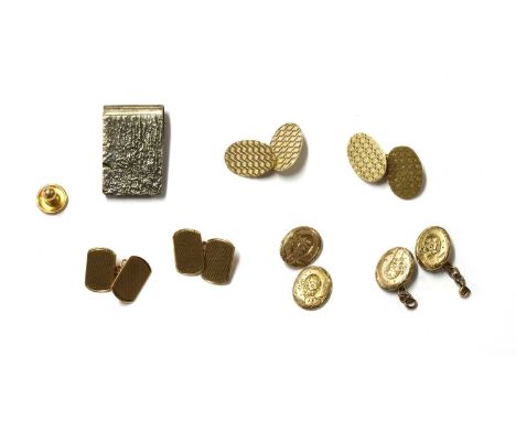 A quantity of gentlemen's jewellery, to include a pair of 9ct gold oval chain link cufflinks, Birmingham, a pair of 9ct gold 