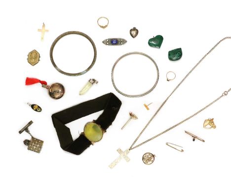 A quantity of jewellery, to include a 9ct gold horse head charm, a gold ruby set bar brooch, tested as approximately 9ct gold