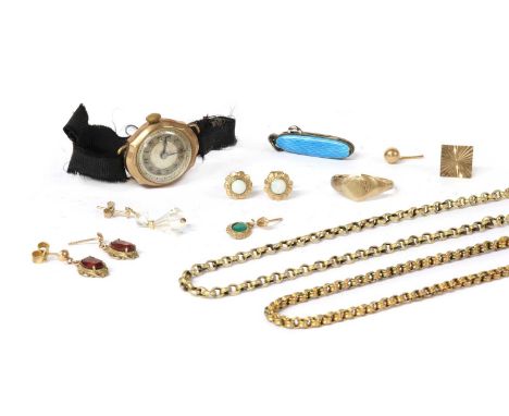 A quantity of gold jewellery, to include two broken belcher chains, a small heart shaped signet ring, shank split, a tie tack