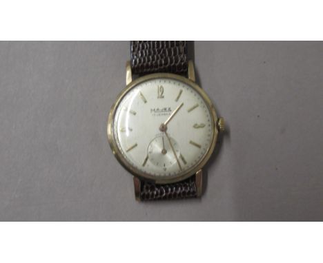 A gents 9ct gold cased Majex manual wind wristwatch - case 32mm - with seconds sub dial - working in the saleroom 