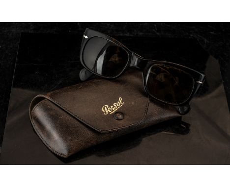 Vintage Italian Persol Sunglasses. Sunglasses of Lovely Quality and Design, Includes Leather Case. 