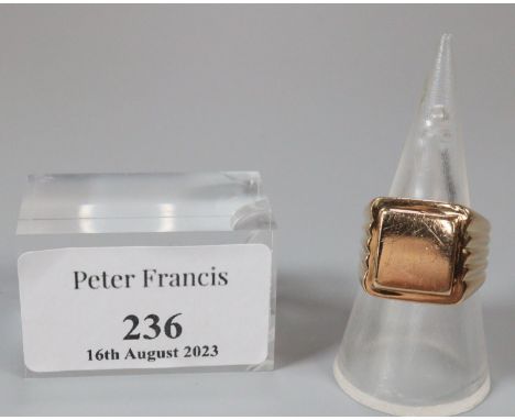 9ct gold gents signet ring. Size P.  5.6g approx.  (B.P. 21% + VAT) 