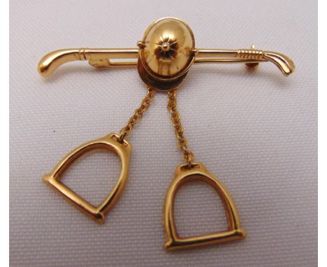 18ct yellow gold brooch in the form of a jockeys cap, whip and stirrups, approx total weight 5.1g
