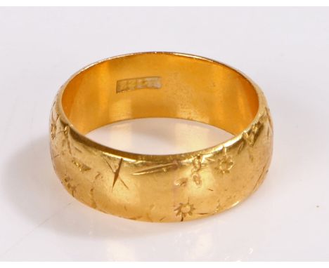 22 carat gold ring, with flower design, 6.5g