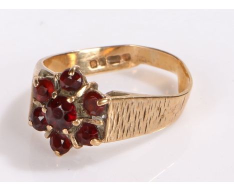 9 carat gold garnet set ring, AF, 2.5 grams