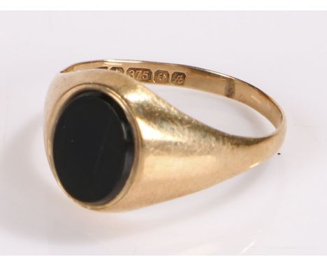 9 carat gold signet ring, set with a onyx stone