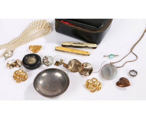 Wiskemann silver plate pot, two knives, an agate pendant, a pearl necklace, etc, (qty)