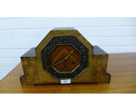 An Art Deco oak mantle clock with Arabic numerals, 37 x 22cm