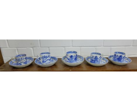 19th century Willow patterned tea wares to include five gilt rimmed coffee cans and cups and six saucers, (11) 