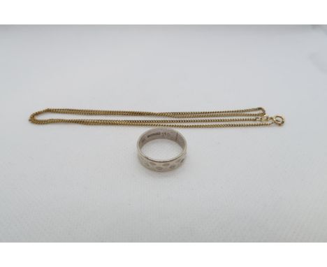 A 9ct white gold (hallmarked) band ring size O - together with a 9ct yellow gold (hallmarked) chain - 46cm - total weight app