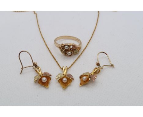 A set of 9ct tri colour (hallmarked) jewellery including - ring, earrings and pendant on chain - ring size N - approx total w