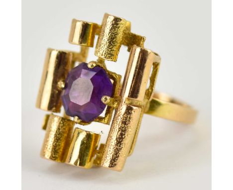 A 9ct gold contemporary amethyst set ring within various sized tubes, size K, approx. 4.3g.