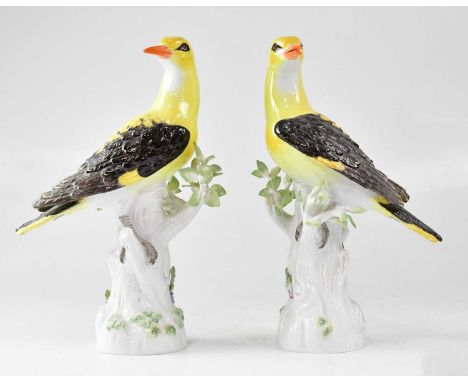 MEISSEN; a pair of 20th century porcelain golden orioles on flowering tree stumps, by Johann Joachim Kändler, height 26cm.Con