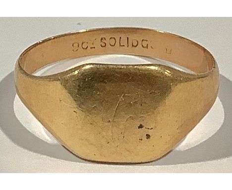 A 9ct gold signet ring, 3.2g 
