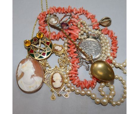 A cultured pearl necklace and other mixed jewellery.