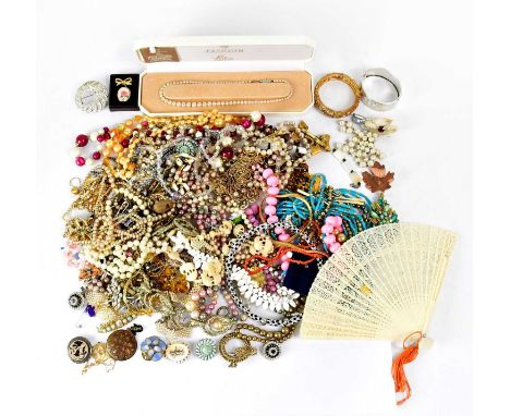 A quantity of mainly vintage costume jewellery, to include a Trifari flower brooch, a Hollywood abstract circular brooch, a s