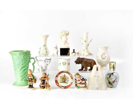 A mixed lot of ceramics to include a Lladrό model of a kitten, four pieces of Belleek including two vases, a spill vase in th