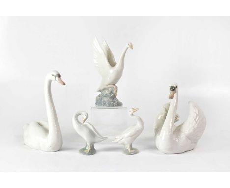 LLADRÓ; two models of swans, together with two Lladrό models of geese and a Nao model of a swan with outstretched wings, heig