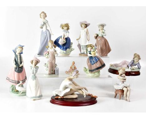 LLADRÓ; seven figures and two further Nao examples (9).Condition Report: - Please note that this lot is not suitable for our 