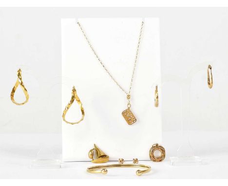 A group of 9ct yellow gold jewellery, to include a charm in the shape of a lifebelt, and a charm in the shape of a boat (af, 