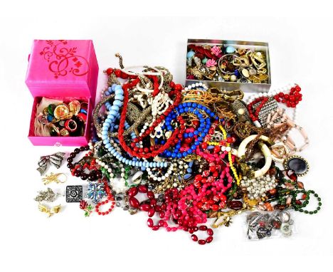 A quantity of mainly vintage costume jewellery, to include 925 silver jewellery, combined approx. 1.3ozt, also clip-on and pi
