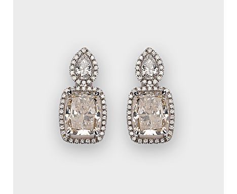 Weißgold, gest. 750. Schauseitig besetzt mit jeweils einem Diamanttropfen von zus. ca. 0,75 ct. (F-G/vvs) und abschließend 2 