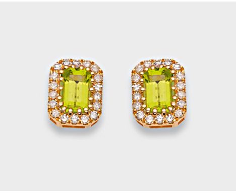 Gelbgold, gest. 750. Zentral besetzt mit 2 apfelgrünen Peridots von 0,26 ct., entouriert von Diamanten von zus. 0,25 ct.; Ges