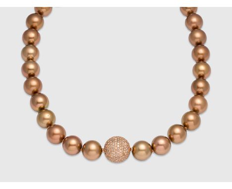 Roségold, gest. 750. Einreihige Kette aus 31 makellosen goldbraunen Tahiti-Zuchtperlen von ca. 13 mm - 14 mm in sehr farbinte