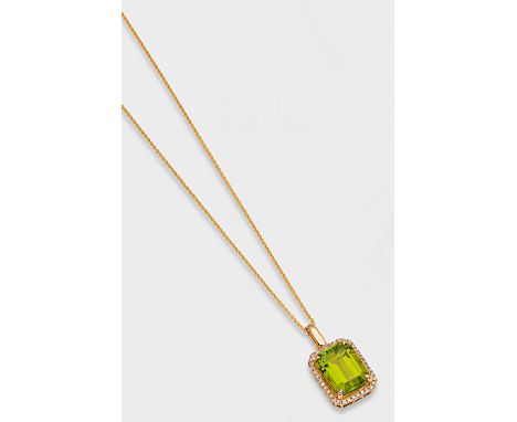 Gelbgold, gest. 585. An feiner Gliederkette Anhänger besetzt mit apfelgrünen Peridot von 5,66 ct., entouriert von Diamanten v