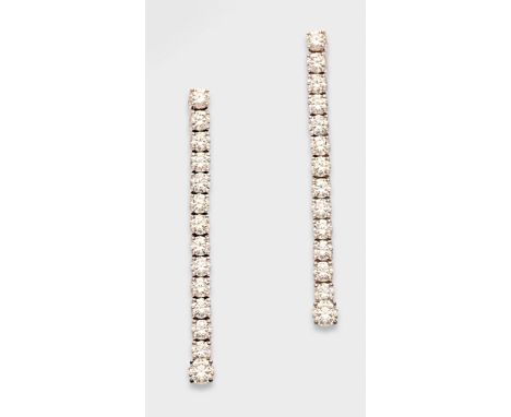Weißgold, gest. 750. Linear besetzt mit Brillanten von zus. ca. 4,89 ct. (G/vs-si), je ca. 0,21 ct.; Gew. ca. 7,94 g.Pair of 