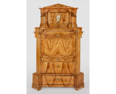 Helles Mahagoni, furniert und Alabaster. Gerader, hochrechteckiger Korpus, flankiert von kräftigen, säulenartigen Pilastern a