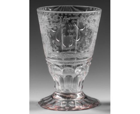 Farbloses Glas, geschliffen und graviert. Mittig hochgezogener Fuß mit Bodenrosette und Schliffkante, am eingezogenen Ansatz 