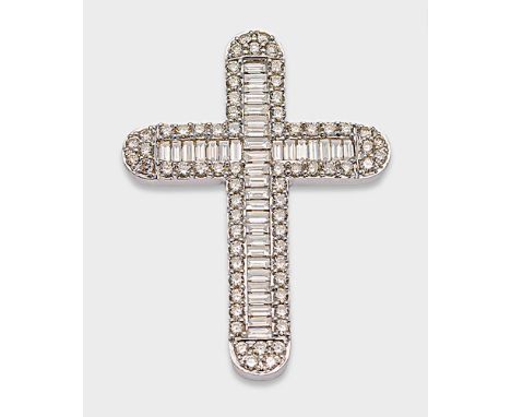 Weißgold, gest. 18 ct.; Ausgefasst mit Diamantbaguetten und Brillanten von zus. ca. 3,33 ct.; Gew. ca. 9,57 g. Cross pendant 